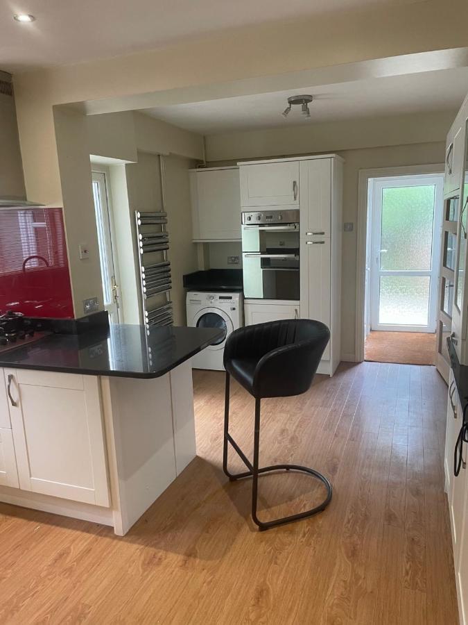 הוילה 5 Bed House, 32 Tutbury Avenue, Cannon Park, Coventry, Cv4 7Bj מראה חיצוני תמונה
