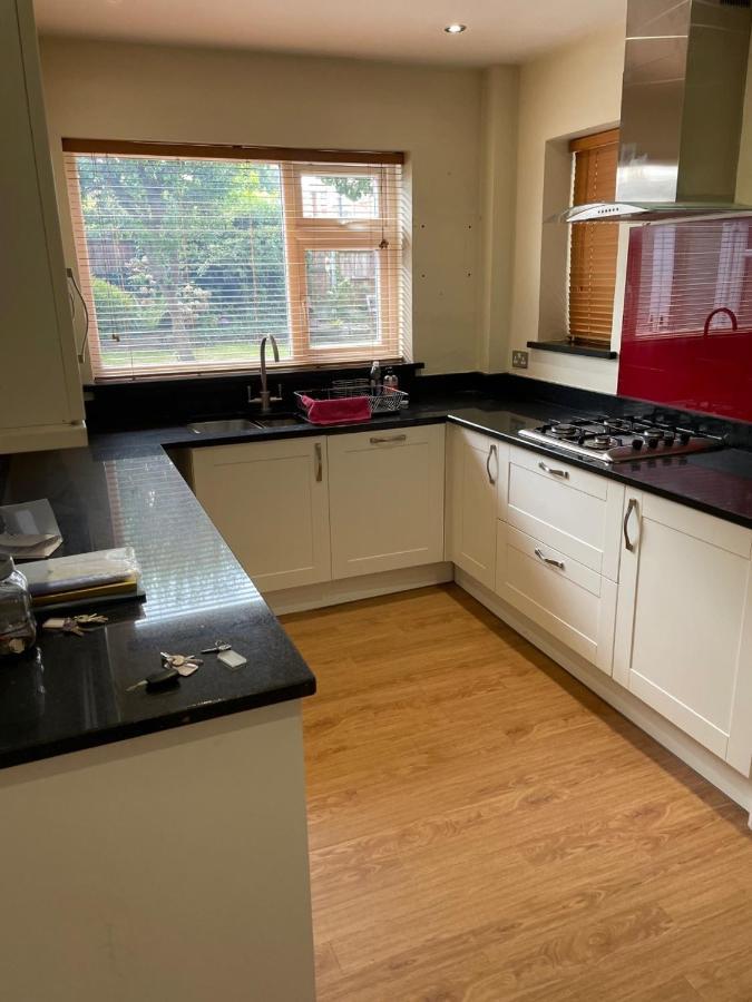 הוילה 5 Bed House, 32 Tutbury Avenue, Cannon Park, Coventry, Cv4 7Bj מראה חיצוני תמונה